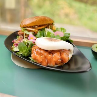 Bao burger con  salmone crudo