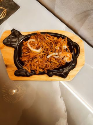 Spaghetti alla piastra con frutti di mare