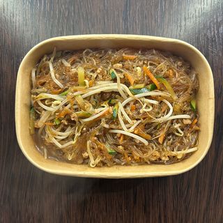 Spaghetti di soia con stufato di carne e verdure