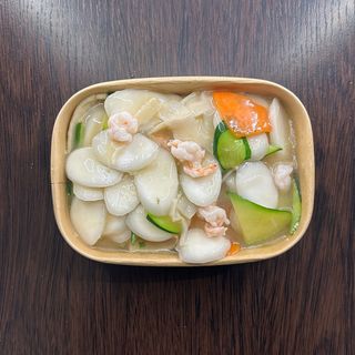Gnocchi di riso con gamberi e verdure miste