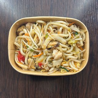 Udon saltata con frutti di mare e verdure miste