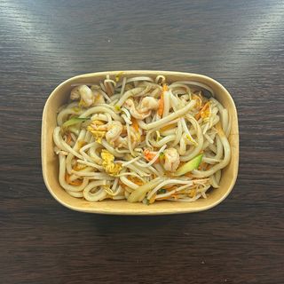 Udon saltata con gamberi e verdure miste