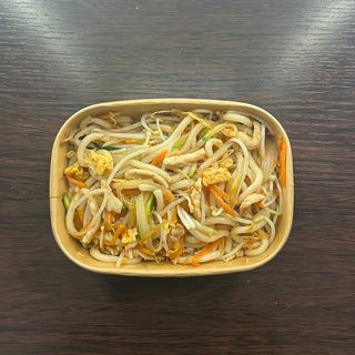 Udon saltata con pollo e verdure miste