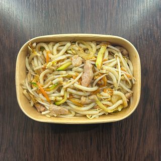 Udon saltata con carne e verdure miste
