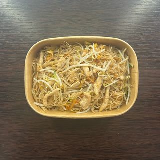 Spaghetti di riso con pollo e verdure miste
