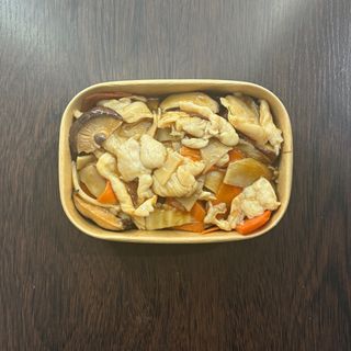 Pollo con funghi e bambù