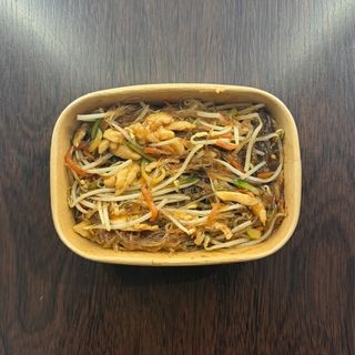 Spaghetti di soia con pollo e verdure miste