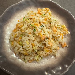 Riso saltato con salmone e verdure