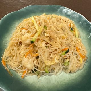 Spaghetti di riso con carne e verdure