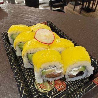 Uramaki mango roll