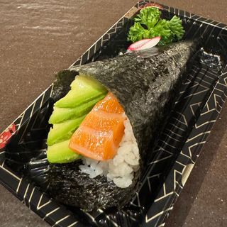 Temaki sake avocado