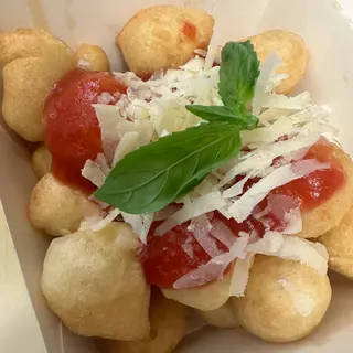 Chiacchiere fritte con salsa di pomodoro e grana