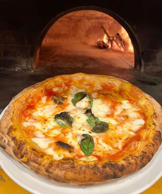 Ricotta forte, pomodorini, rucola