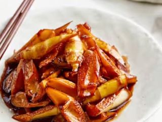 Bambù sotto olio, cipollotto e olio piccante