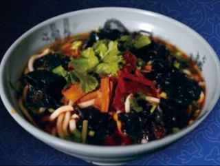 Tagliatelle di riso VEGETARIANO CON DOUFU SECCHI