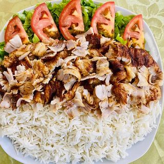 Piatto kebab con riso bianco .