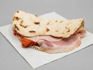 18. Piadina con porchetta e crema di peperoni