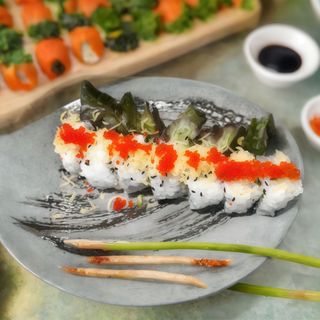 305. Uramaki tobiko ebitem