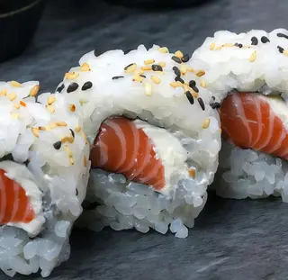 310. Uramaki Philadelphia crudo 