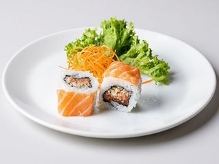 315. Uramaki salmon crispy 