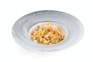 Spaghetti udon con frutti di mare