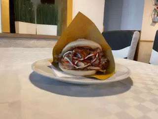 Panino kebab con patatine fritte