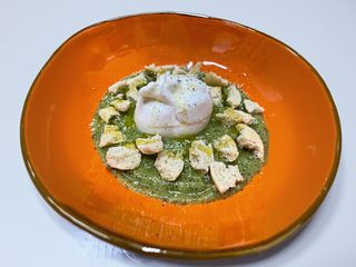 Frisella scomposta con crema di zucchine e burrata