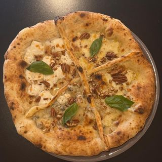 Tre formaggi di bufala e il gregoriano di pecora