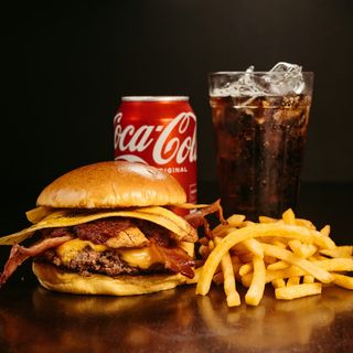 HAMBURGER SCOTTONA PATATINE E BIBITA A SCELTA