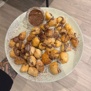 FRITTELLE DI PIZZA CON ZUCCHERO, NUTELLA E GRANELLA DI OREO