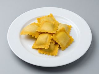 1 porzione di RAVIOLI DI CARNE da cuocere