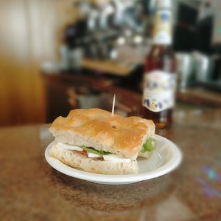 Focaccia pomodoro mozzarella e  insalata