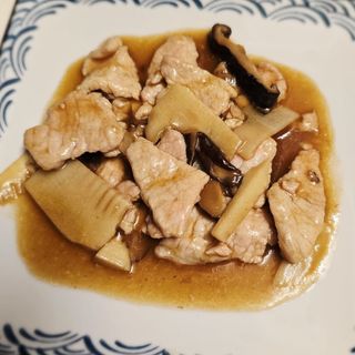 114 Maiale con bambù e funghi
