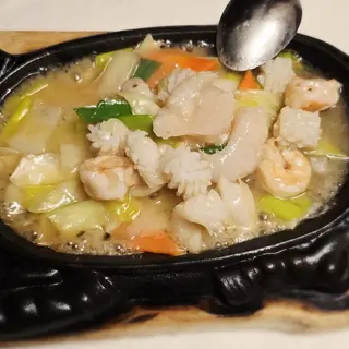 61 Pesce, gamberi e calamari con verdure saltate alla piastra