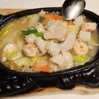 53 Pesce, gamberi e calamari con verdure saltate alla piastra