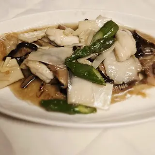 64 Fette di sogliola con funghi e asparagi
