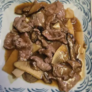 98 Vitello con bambù e funghi