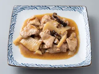 123 Maiale con bambù e funghi