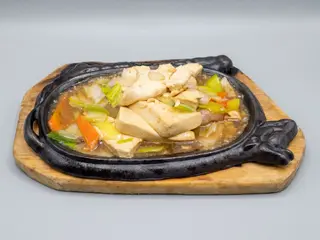 130 Tou fu con verdure saltate alla piastra