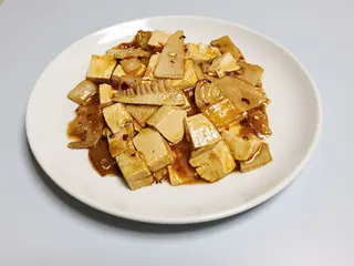 131 Tou fu con verdure in salsa piccante