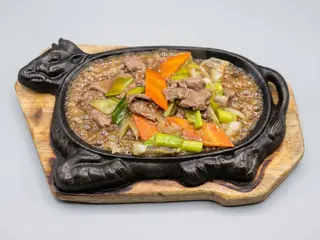 99 Vitello con verdure saltate alla piastra