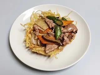107 Nido di patate con vitello e verdure