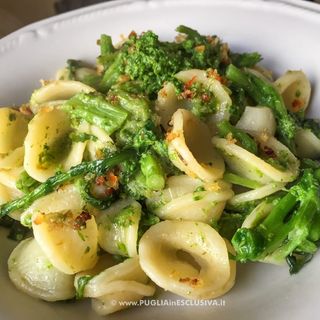 Orecchiette con Cime di Rapa, Colatura di Alici e Pane Croccante