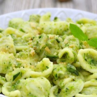 Orecchiette al Pesto di Zucchine, Menta e Basilico, con Pane Croccante e Ferfellone