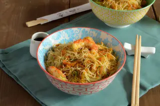 Spaghetti di riso con gamberi