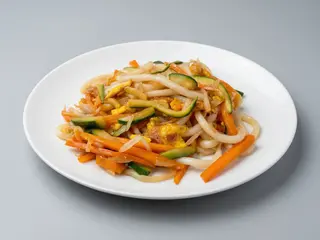 Udon saltati con verdure