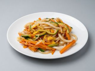 Udon saltati con verdure