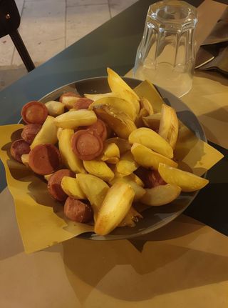Patate con würstel