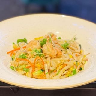 29. Noodle udon saltati con gamberi, verdura e uova