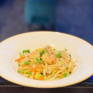 30 Noodle Udon con gamberi, verdura , uova e salsa Thai